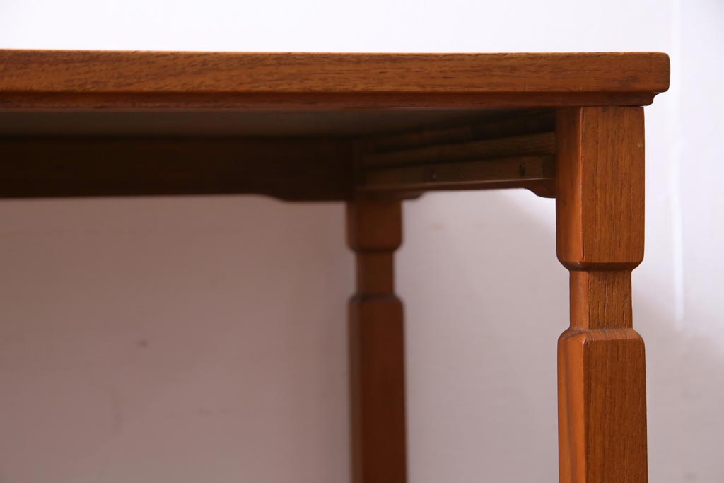 ヴィンテージ家具　北欧ビンテージ　チーク材　ミッドセンチュリーな雰囲気漂うタイルトップのネストテーブル(サイドテーブル)