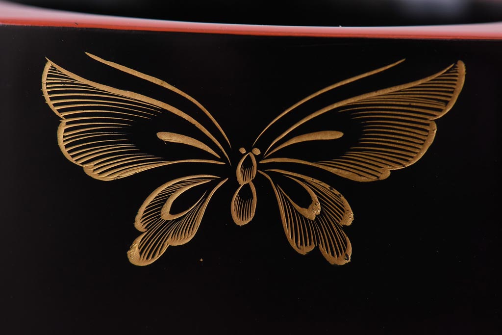 昭和中期　共箱付き　輪島塗　朱塗りと蝶の紋様が目を引く木製徳利台3個セット(徳利袴)(1)