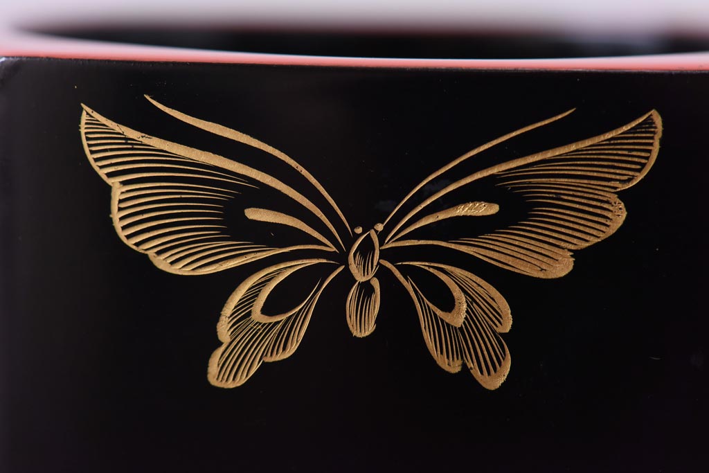 昭和中期　共箱付き　輪島塗　朱塗りと蝶の紋様が目を引く木製徳利台3個セット(徳利袴)(2)