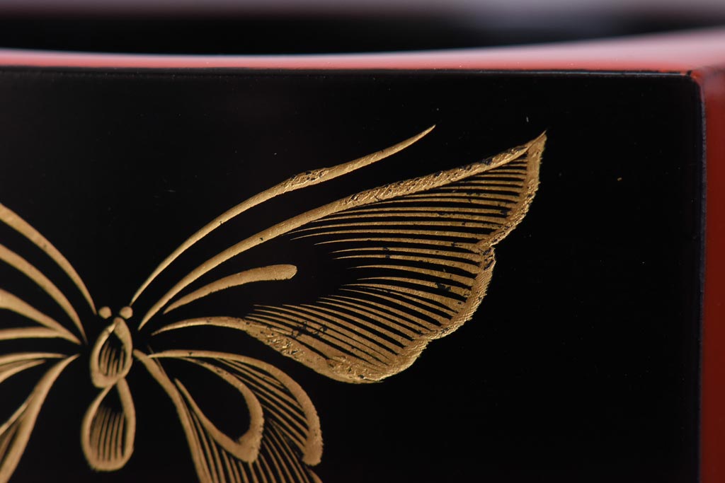 昭和中期　共箱付き　輪島塗　朱塗りと蝶の紋様が目を引く木製徳利台3個セット(徳利袴)(2)