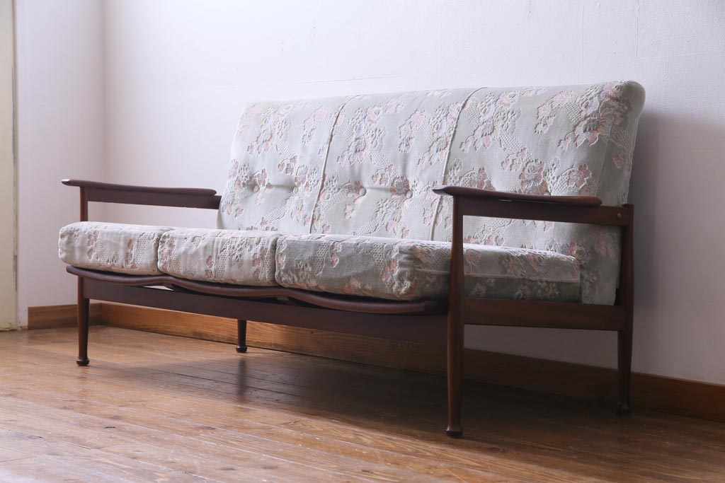 ヴィンテージ家具　イギリスビンテージ　ローズウッド材　すっきりとしたデザインの3人掛けソファ