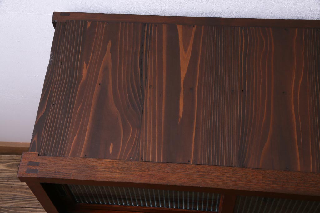 レトロ家具　昭和レトロ　モールガラス入り　リメイク　ノスタルジックな脚付ガラス戸棚(収納棚、キャビネット)