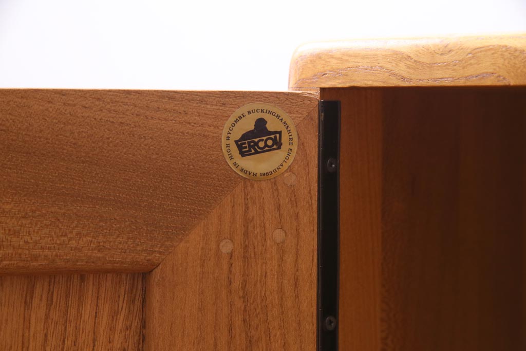 ヴィンテージ家具　イギリスビンテージ　楡材　ERCOL(アーコール)　丸みのあるフォルムのキャスター付きサイドボード(収納棚、キャビネット)(1)