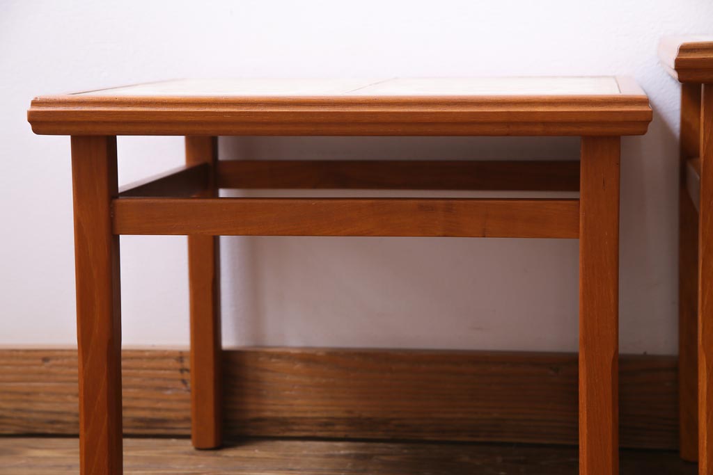 ヴィンテージ家具　北欧ビンテージ　チーク材　レトロデザインのタイルが可愛らしいネストテーブル(サイドテーブル、カフェテーブル)