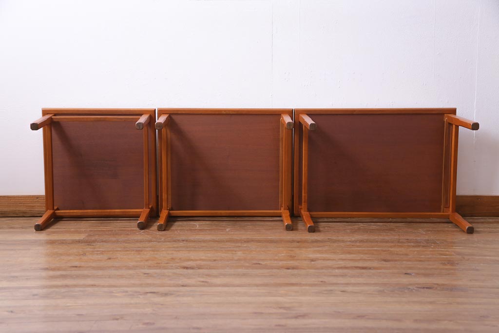 ヴィンテージ家具　北欧ビンテージ　チーク材　レトロデザインのタイルが可愛らしいネストテーブル(サイドテーブル、カフェテーブル)