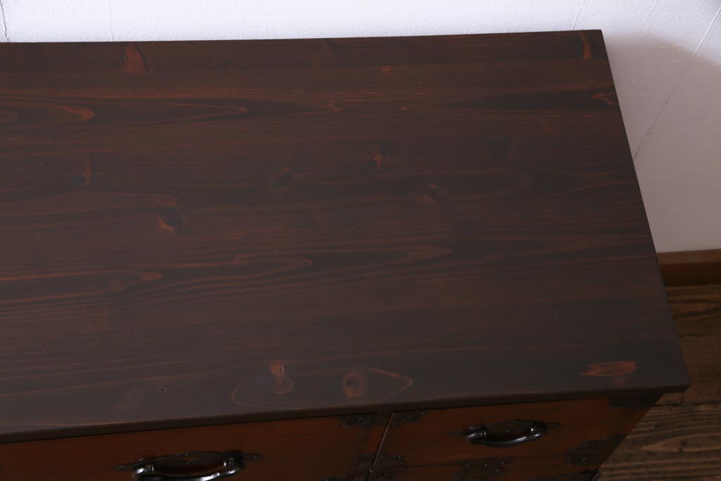 アンティーク家具　古民具　前面栗材　漆塗り　桜丸金具が目を引く米沢箪笥をリメイクしたテレビボード(リビングボード)