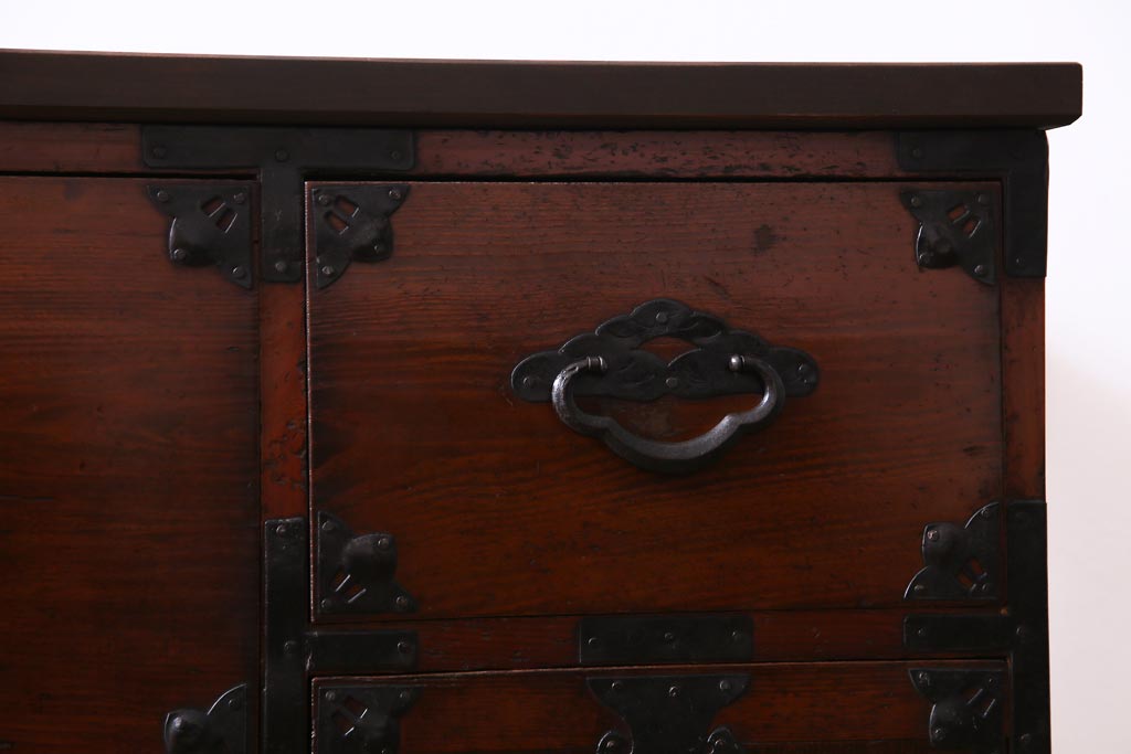 アンティーク家具　古民具　前面栗材　漆塗り　桜丸金具が目を引く米沢箪笥をリメイクしたテレビボード(リビングボード)