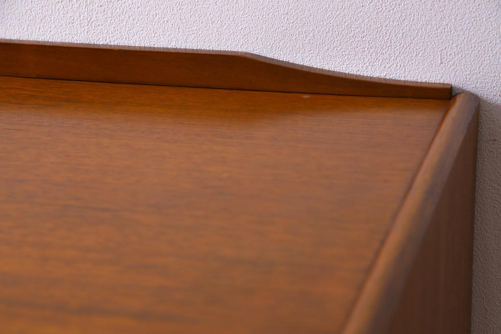 ヴィンテージ家具　北欧ビンテージ　チーク材　直線のラインが小粋なリビングボード(サイドボード)