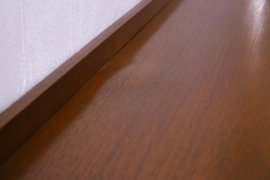 ヴィンテージ家具　北欧ビンテージ　チーク材　直線のラインが小粋なリビングボード(サイドボード)