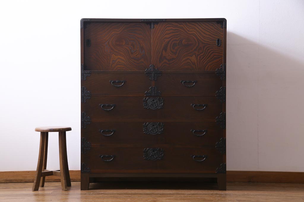 中古　国産　民芸箪笥　気品漂う上質なつくりの脚付き収納棚(衣装箪笥、チェスト)