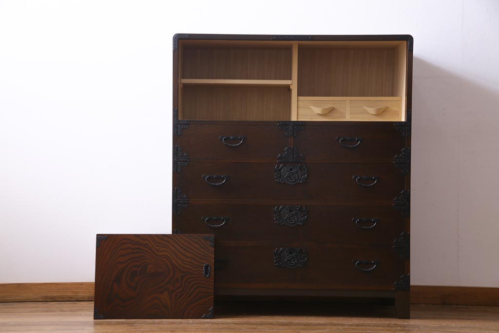 中古　国産　民芸箪笥　気品漂う上質なつくりの脚付き収納棚(衣装箪笥、チェスト)