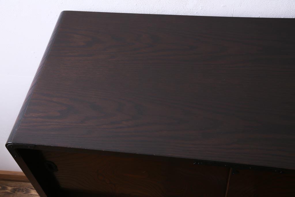 中古　国産　民芸箪笥　気品漂う上質なつくりの脚付き収納棚(衣装箪笥、チェスト)