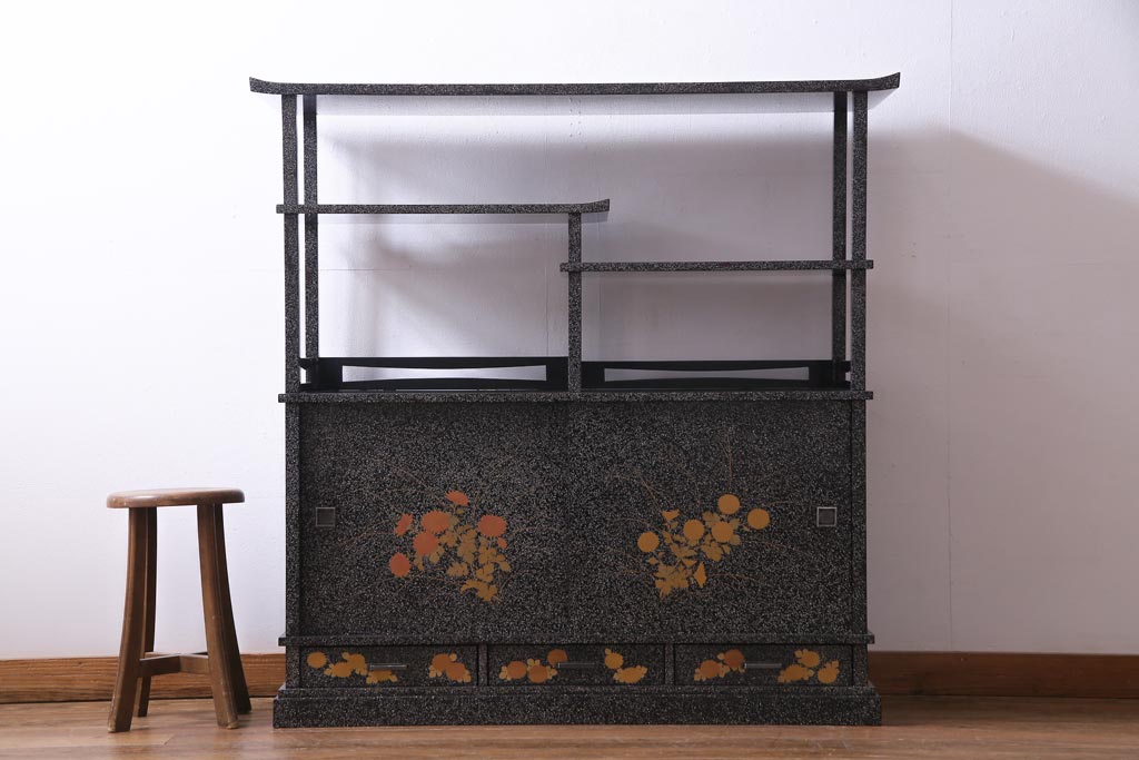 アンティーク家具　最高級品!　漆塗り　煌びやかな意匠が目を引く総散螺鈿蒔絵飾り棚(茶棚、戸棚)(R-034689)