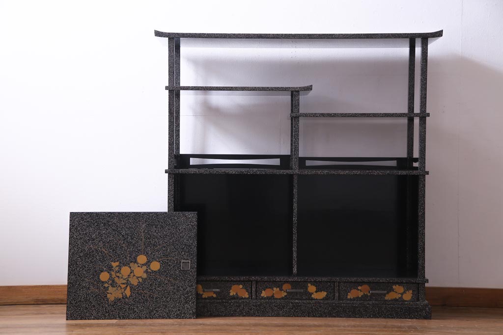 アンティーク家具　最高級品!　漆塗り　煌びやかな意匠が目を引く総散螺鈿蒔絵飾り棚(茶棚、戸棚)(R-034689)