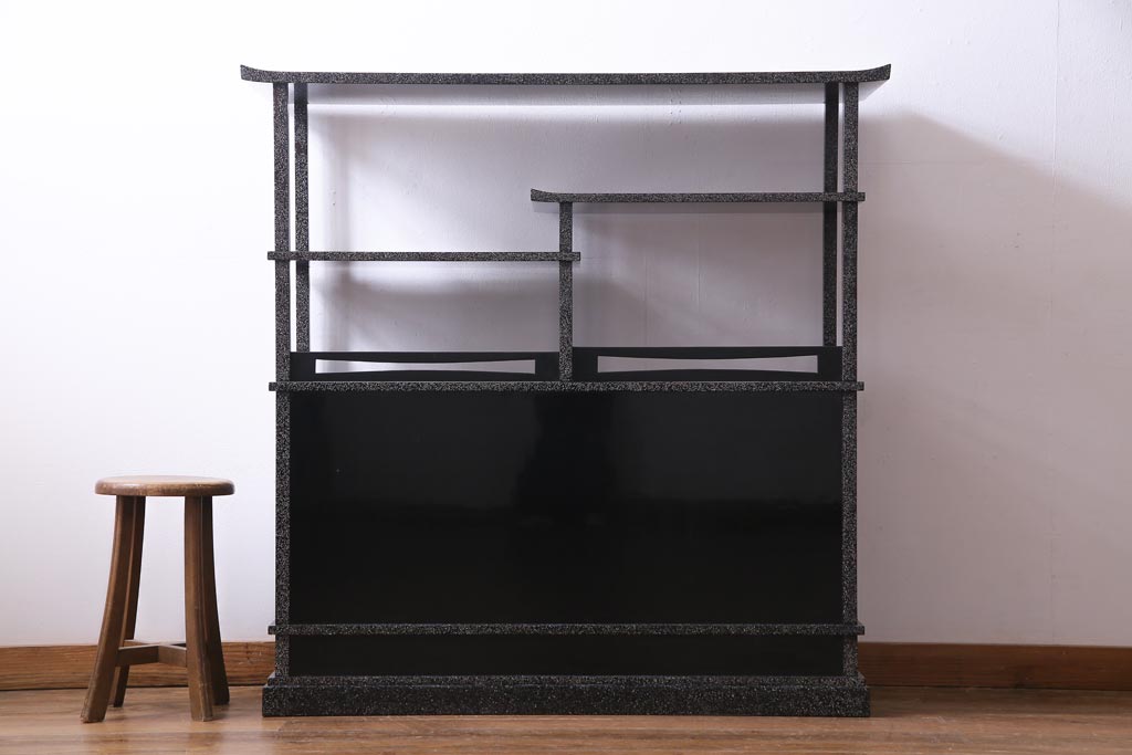 アンティーク家具　最高級品!　漆塗り　煌びやかな意匠が目を引く総散螺鈿蒔絵飾り棚(茶棚、戸棚)(R-034689)