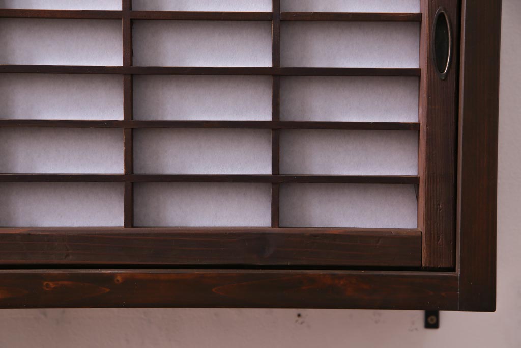 ラフジュ工房オリジナル　古建具リメイク　障子戸が和の雰囲気盛り上げる小振りな壁掛け戸棚(ウォールシェルフ、吊り戸棚)