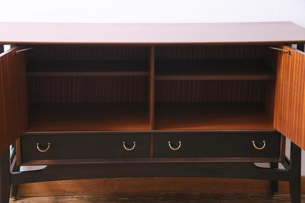 ヴィンテージ家具　北欧ビンテージ　G-PLAN(ジープラン)　BBシリーズ　レア　ハイセンスなデザインが魅力的なサイドボード(リビングボード、収納棚)