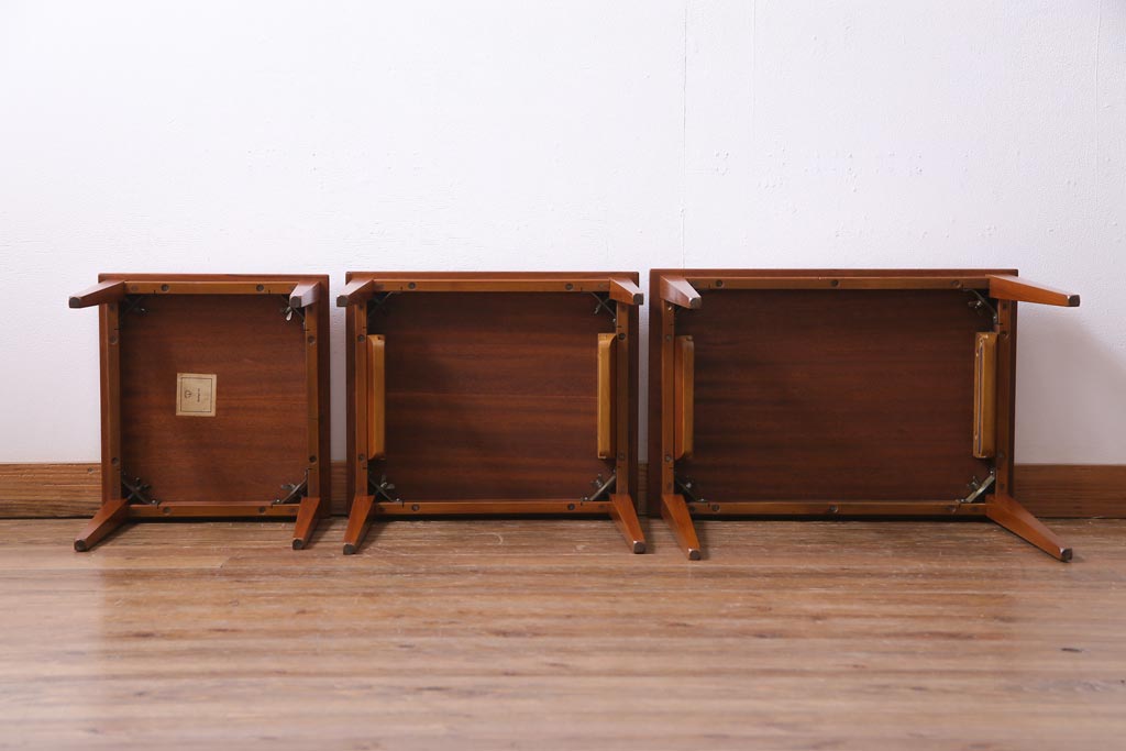 ヴィンテージ家具　北欧ビンテージ　チーク材　すっきりとした脚のネストテーブル(サイドテーブル)