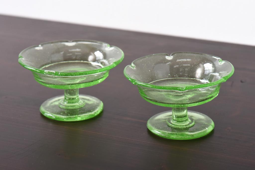 アンティーク雑貨　和製アンティーク　プレスガラス　ウランガラスのレトロな氷コップ2個セット