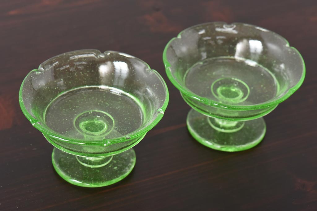 アンティーク雑貨　和製アンティーク　プレスガラス　ウランガラスのレトロな氷コップ2個セット(1)