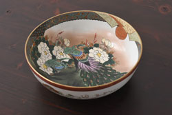 和製アンティーク　九谷焼　色絵　孔雀と牡丹の図　緻密な模様が目を引く鉢(和食器)(2)