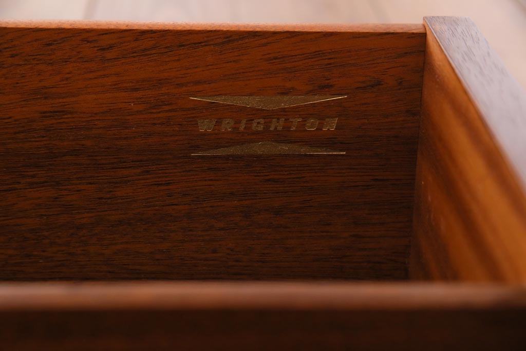 ヴィンテージ家具　イギリスビンテージ　Wrighton　シャープなシルエットが魅力のシンプルモダンなサイドボード