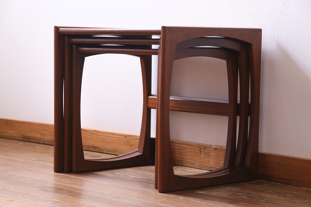 ヴィンテージ家具　北欧ビンテージ　G-PLAN(ジープラン)　チーク材　温かみのある木味のネストテーブル(サイドテーブル)(1)