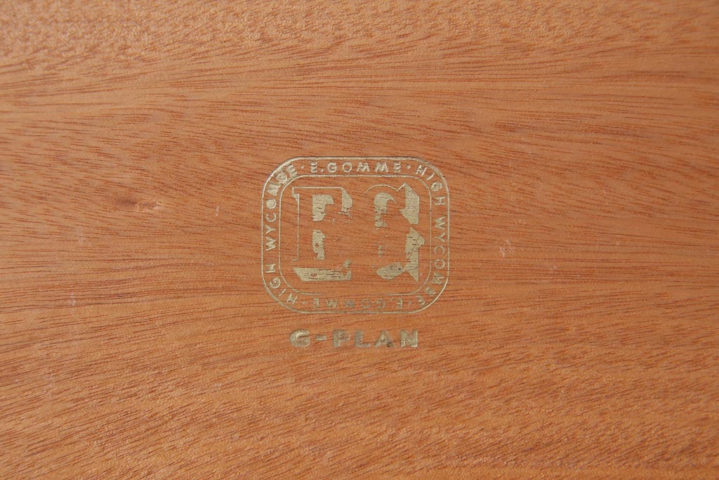 ヴィンテージ家具　イギリスビンテージ　G-PLAN(ジープラン)　Quadrille(クヮドリール)　チーク材　ぬくもりあふれる北欧スタイルの両袖デスク(サイドボード、ドレッサー)