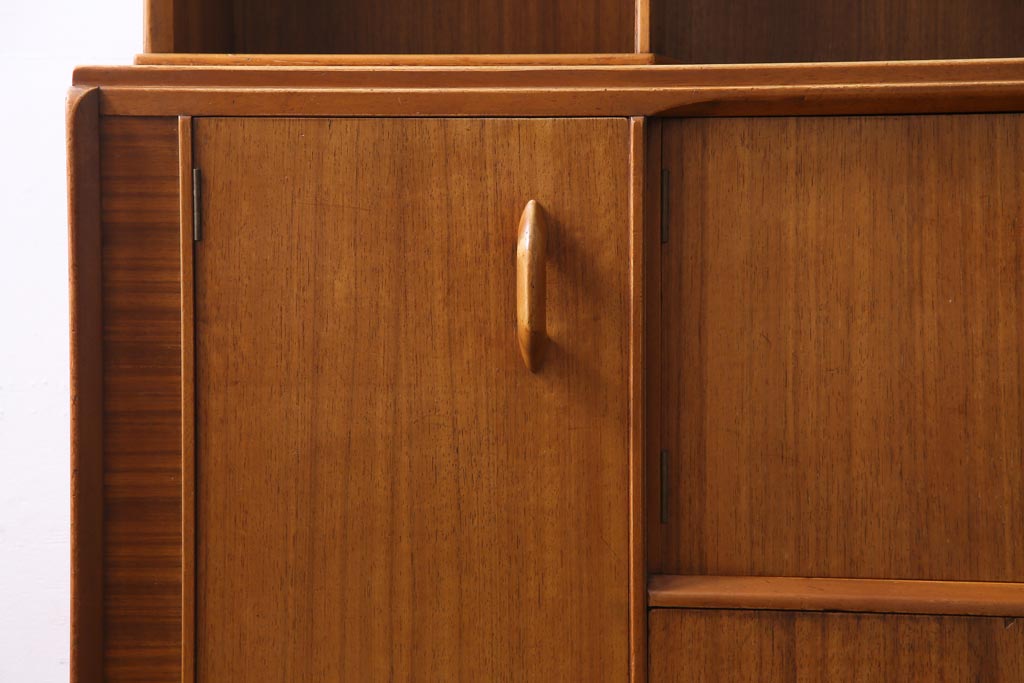 ヴィンテージ家具　北欧ビンテージ　G-PLAN(ジープラン)　オーク材　温かな雰囲気漂う明るい木肌のサイドボード(収納棚)