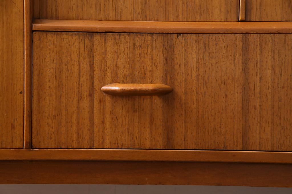 ヴィンテージ家具　北欧ビンテージ　G-PLAN(ジープラン)　オーク材　温かな雰囲気漂う明るい木肌のサイドボード(収納棚)