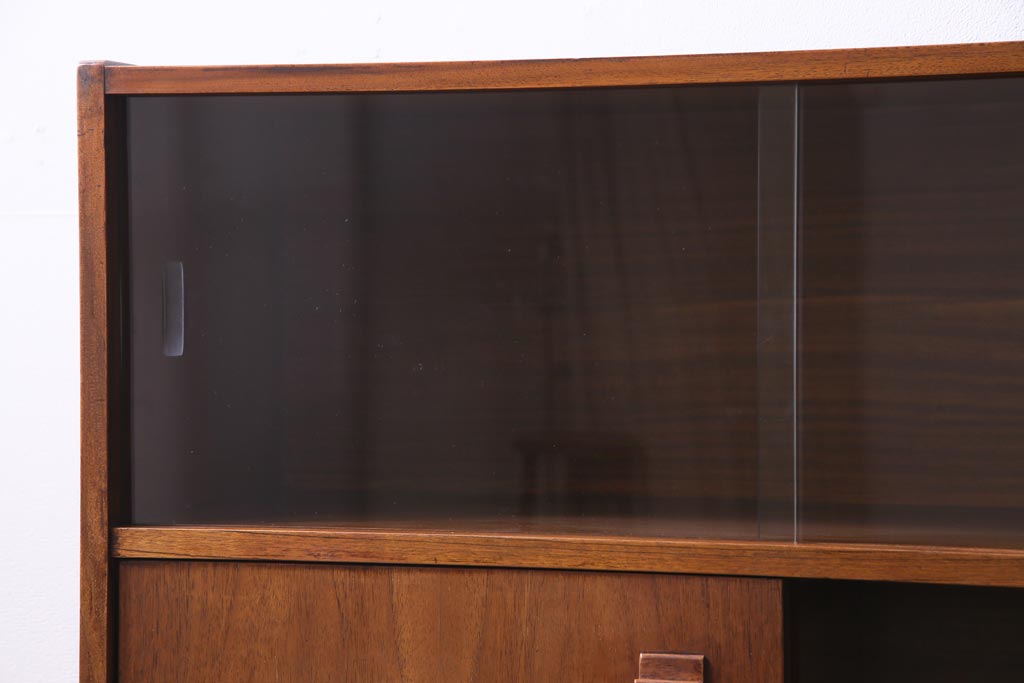 ヴィンテージ家具　北欧ビンテージ　チーク材　ガラス戸の脚付サイドボード(キャビネット、収納棚、戸棚)
