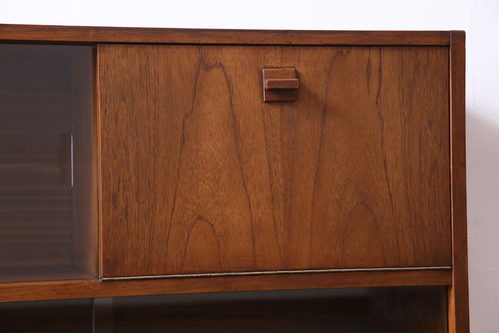 ヴィンテージ家具　北欧ビンテージ　チーク材　ガラス戸の脚付サイドボード(キャビネット、収納棚、戸棚)