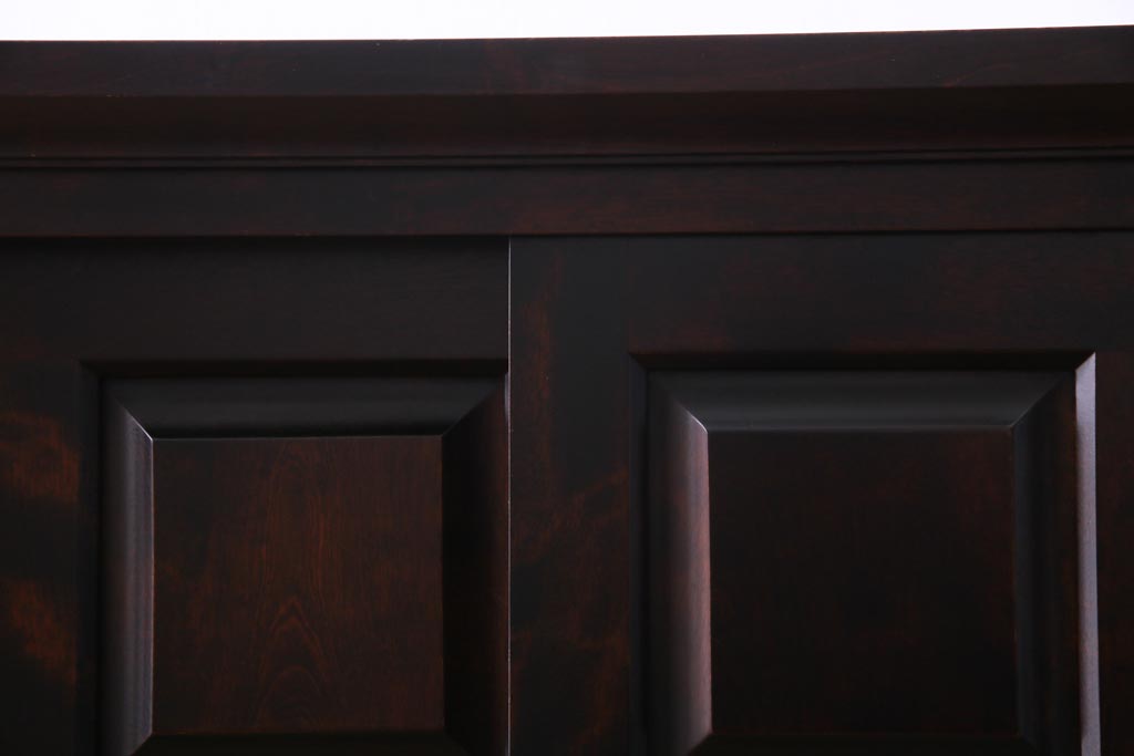 中古　北海道民芸家具　OM175　シックなデザインの脚付き玄関棚(サイドボード、下駄箱、戸棚)(定価約29万円)