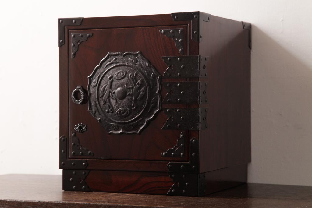 中古　民芸家具　花型の装飾金具が目を引く小箪笥(掛硯型、懸硯型、船箪笥、舟箪笥、小引き出し)