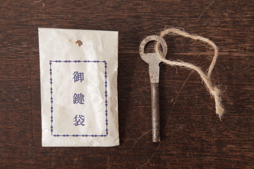 中古　民芸家具　花型の装飾金具が目を引く小箪笥(掛硯型、懸硯型、船箪笥、舟箪笥、小引き出し)