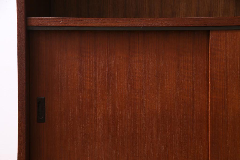 ヴィンテージ家具　ジャパンビンテージ　チーク材　ミッドセンチュリースタイルにも馴染むシンプルなキャビネット(飾り棚)