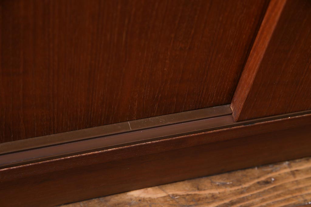 ヴィンテージ家具　ジャパンビンテージ　チーク材　ミッドセンチュリースタイルにも馴染むシンプルなキャビネット(飾り棚)
