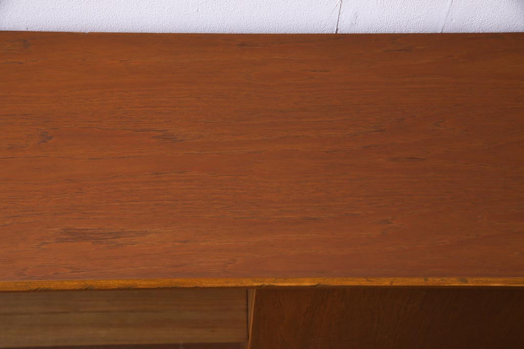 ヴィンテージ家具　イギリスビンテージ　HERBERT E. GIBBS(ハーバート・E・ギブス)　チーク材　キャビネット(リビングボード)