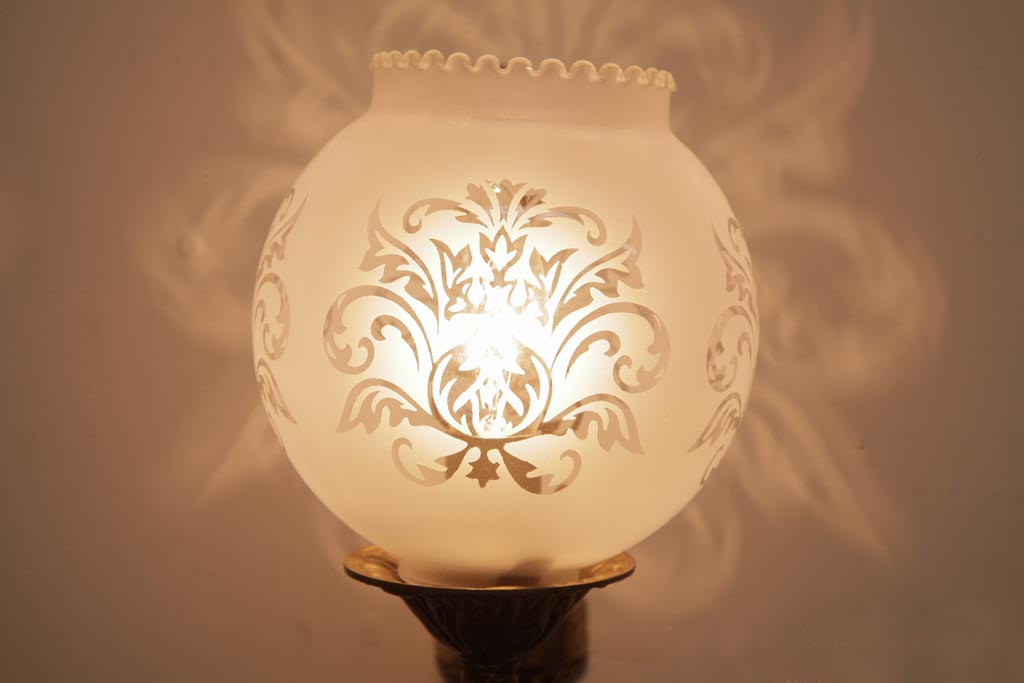 フランスビンテージ　真鍮製　クラシカルな雰囲気漂うロカイユ装飾のウォールランプ(壁付け照明)(1)