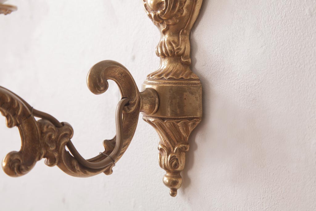 フランスビンテージ　真鍮製　クラシカルな雰囲気漂うロカイユ装飾のウォールランプ(壁付け照明)(2)