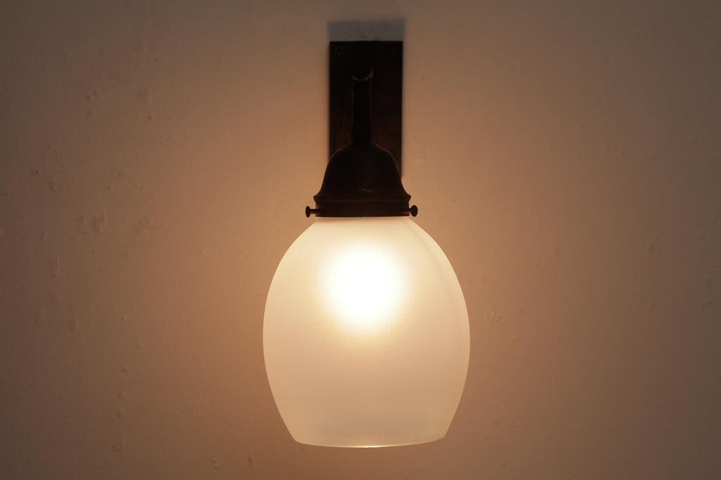 和製アンティーク　シャビーな質感と丸いシェードがレトロなウォールランプ(壁付け照明)