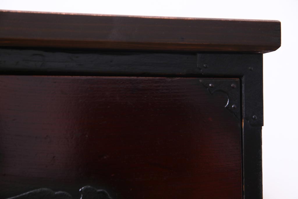 アンティーク家具　和製アンティーク　明治期　前面ケヤキ材　松竹梅に蝶のモチーフ金具が風流な二本松箪笥ローボード(時代箪笥、引き出し、ローチェスト)