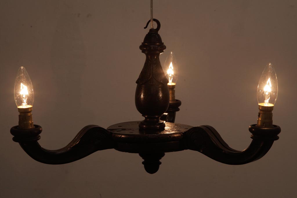 フランスアンティーク 風格のある彫刻が魅力的な木製シャンデリア(3灯、天井照明、吊り下げ照明) | ラフジュ工房