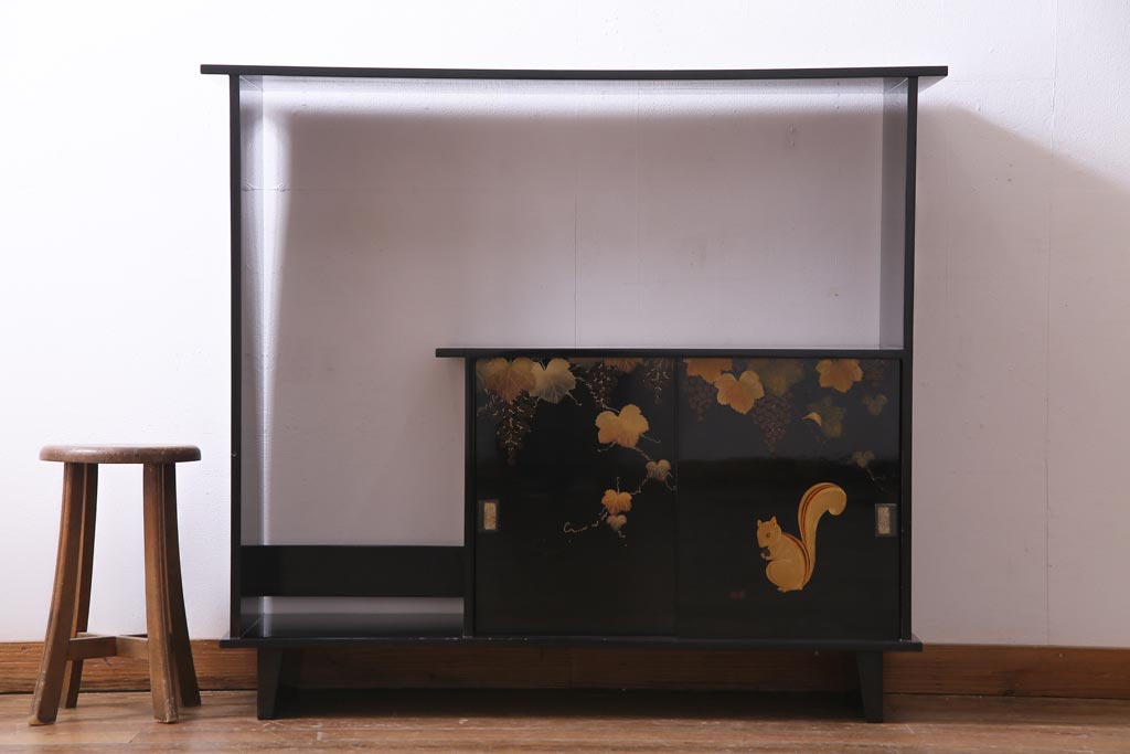 中古　伝統工芸品　輪島塗　葡萄栗鼠の図が描かれた飾り棚(茶棚)