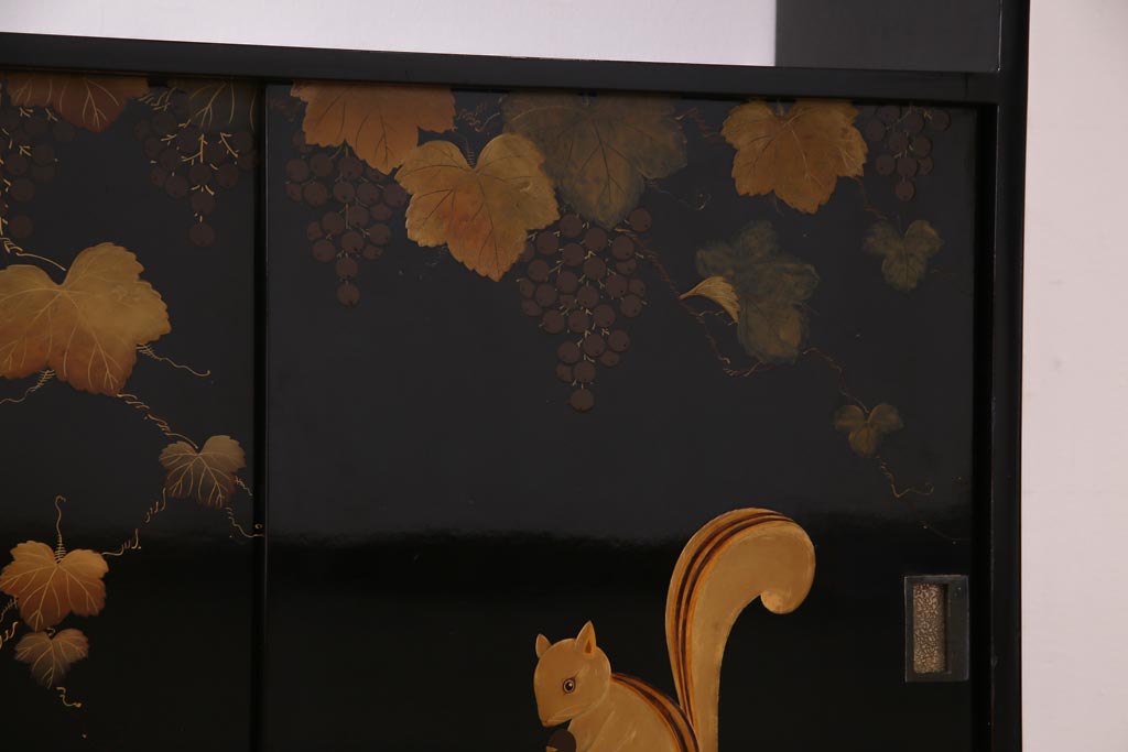 中古　伝統工芸品　輪島塗　葡萄栗鼠の図が描かれた飾り棚(茶棚)