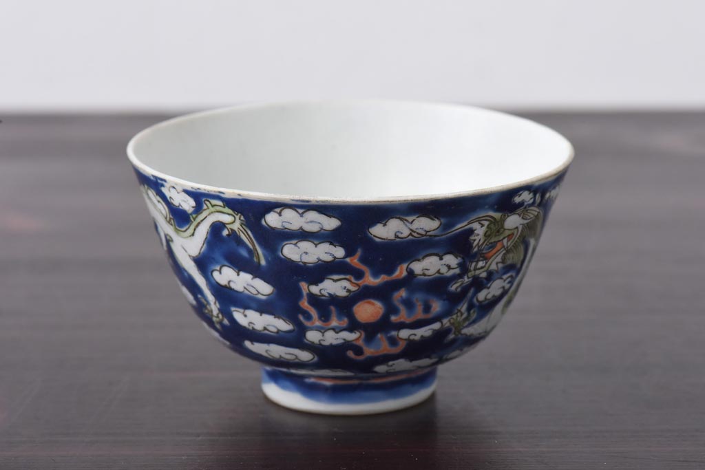古民具・骨董　龍の図　色絵　独特な絵柄の蓋付き茶碗2客セット(和食器)(1)