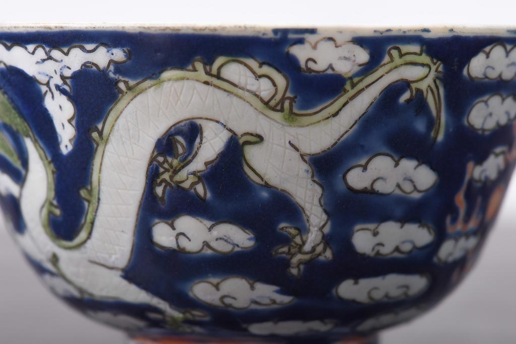 古民具・骨董　龍の図　色絵　独特な絵柄の蓋付き茶碗2客セット(和食器)(1)