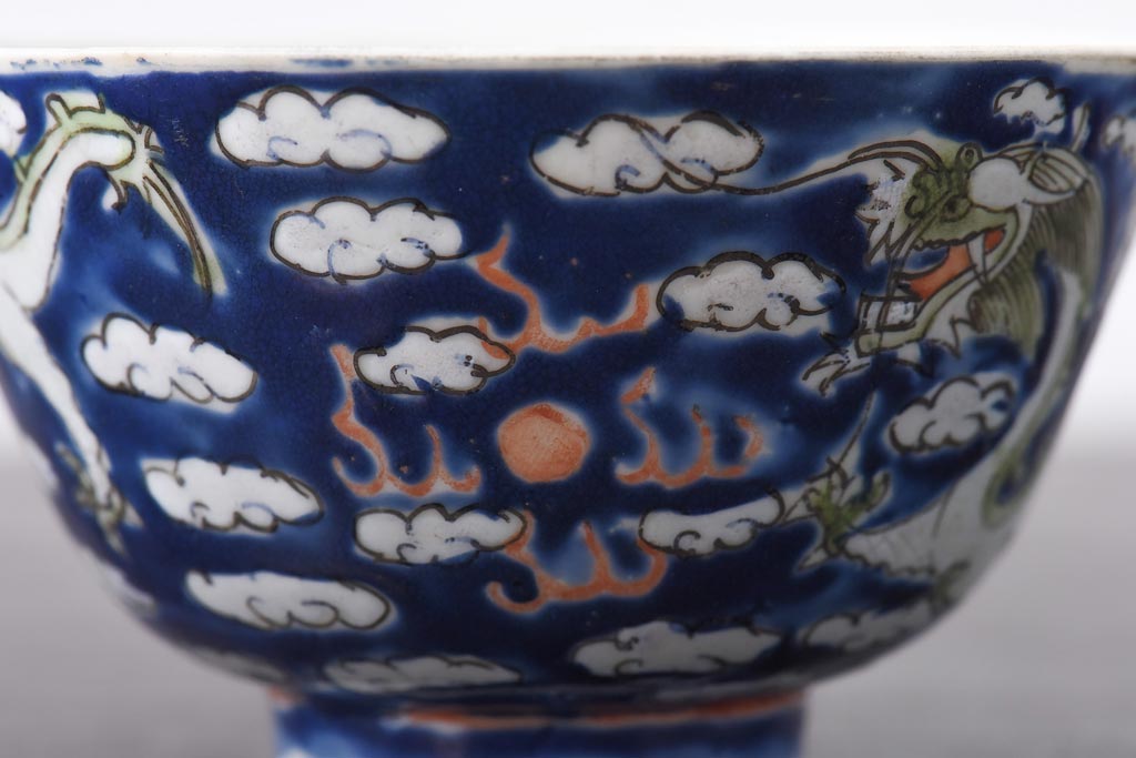 古民具・骨董　龍の図　色絵　独特な絵柄の蓋付き茶碗2客セット(和食器)(1)