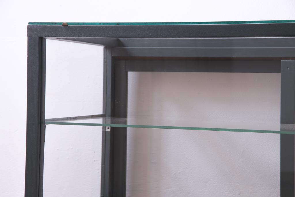 ペイント家具　メンズライクな雰囲気のガラスケース(ショーケース、飾り棚、陳列棚)