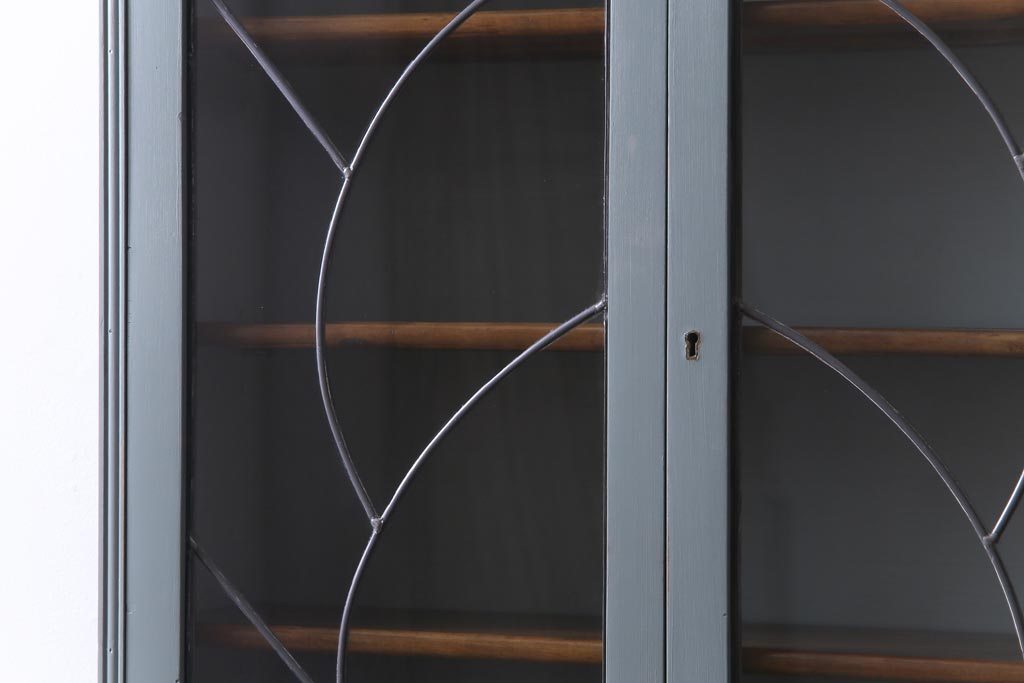 アンティーク家具　ペイント　ステンドグラス扉がお洒落なアンティークのライティングビューロー(ビューローブックケース)
